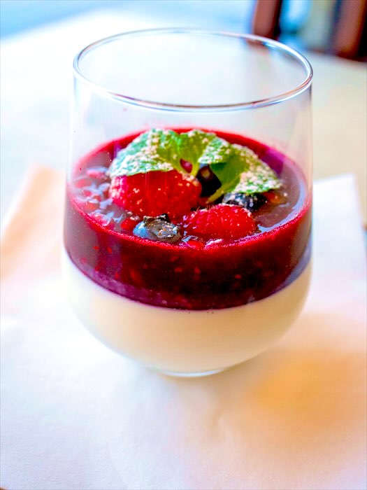 Panna cotta z musem malinowym i owocami leśnymi, deser w zajeździe Wilczyniec