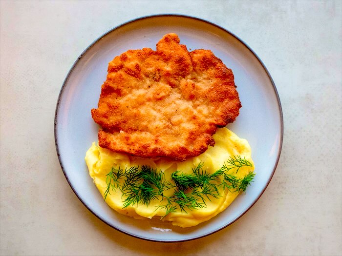 Kotlet schabowy z puree ziemniaczanym posypanym koperkiem w zajeździe Wilczyniec