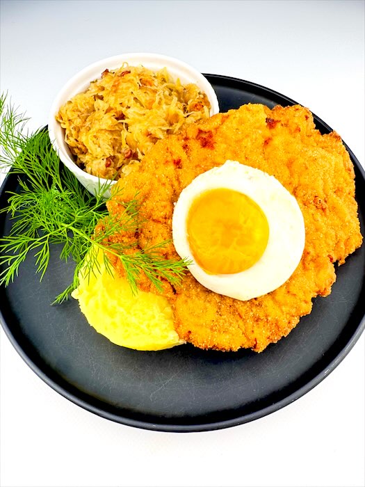 Kotlet schabowy z jajkiem sadzonym, ziemniakami i kapustą zasmażaną w zajeździe Wilczyniec