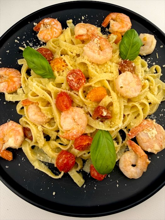 Tagliatelle z krewetkami, pomidorkami koktajlowymi i listkami bazylii